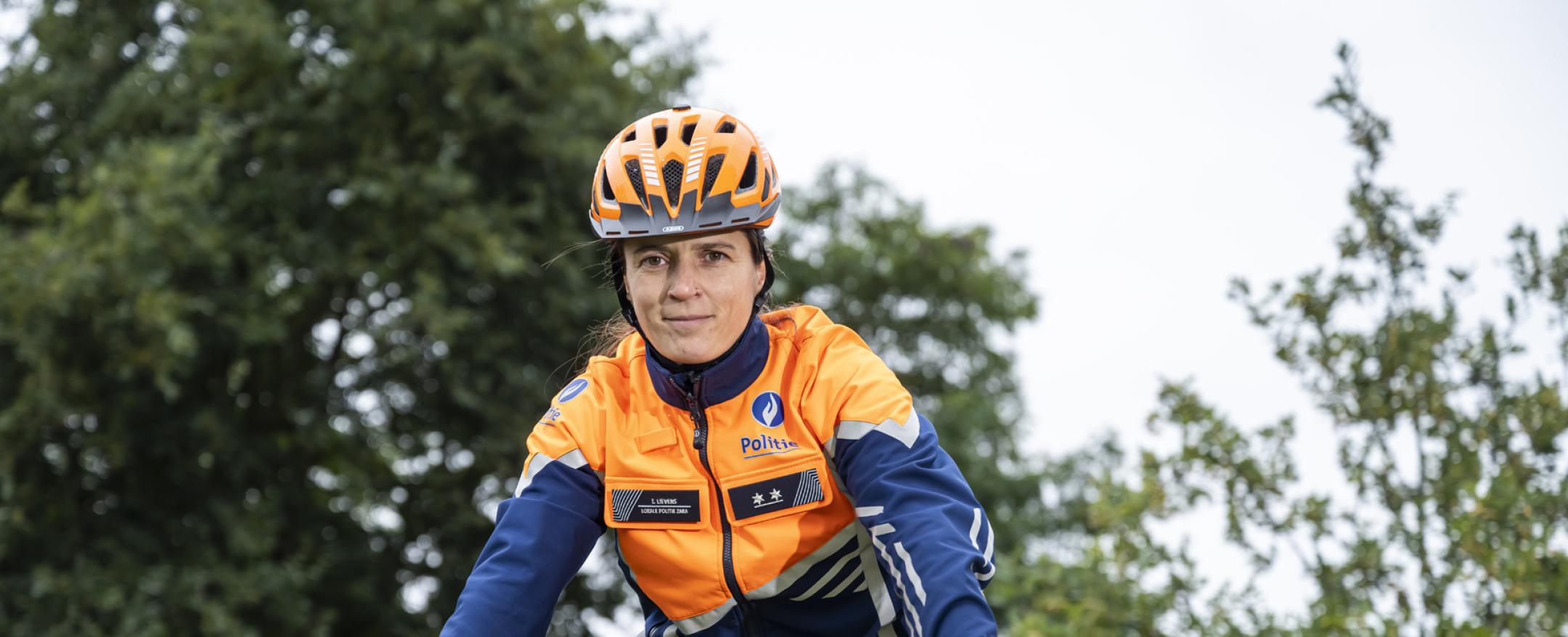 Vrouwelijke inspecteur op de fiets