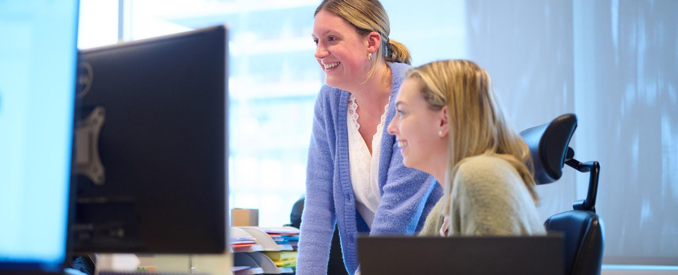 Twee collega's aan het praten