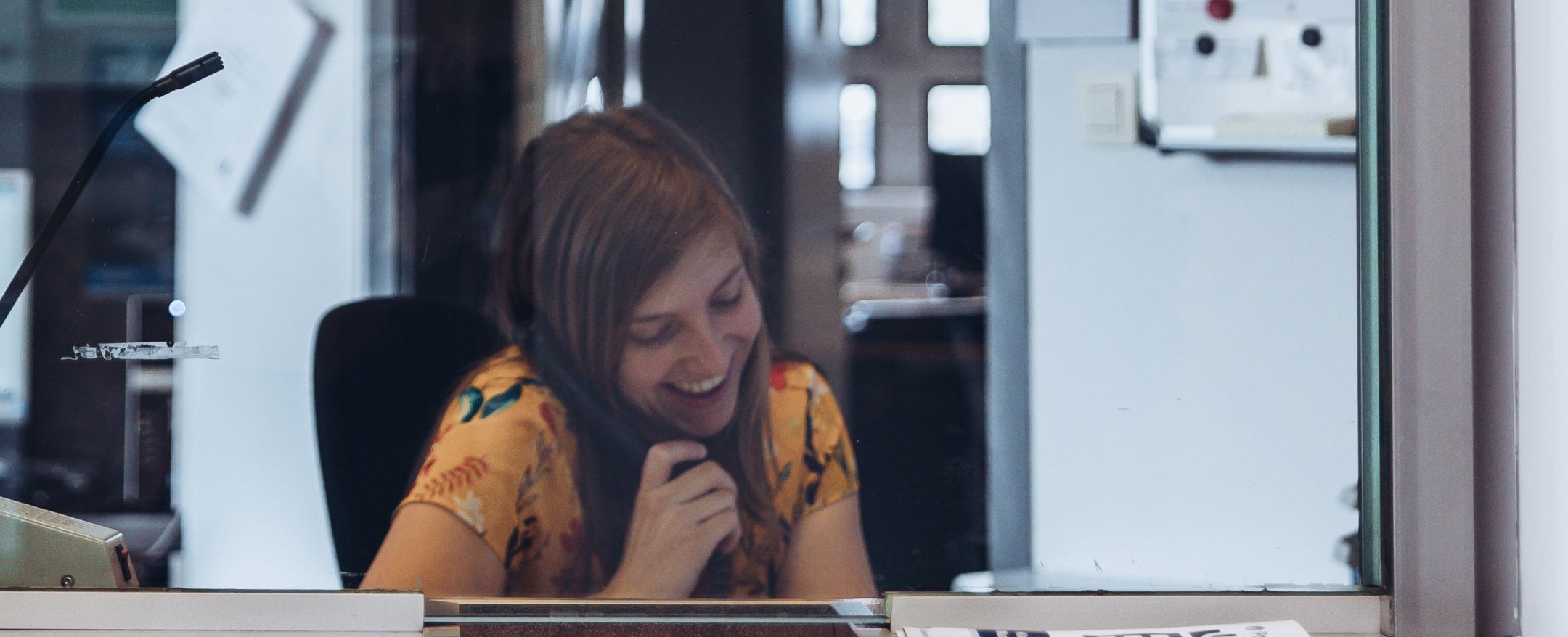 Onthaalmedewerker aan de telefoon