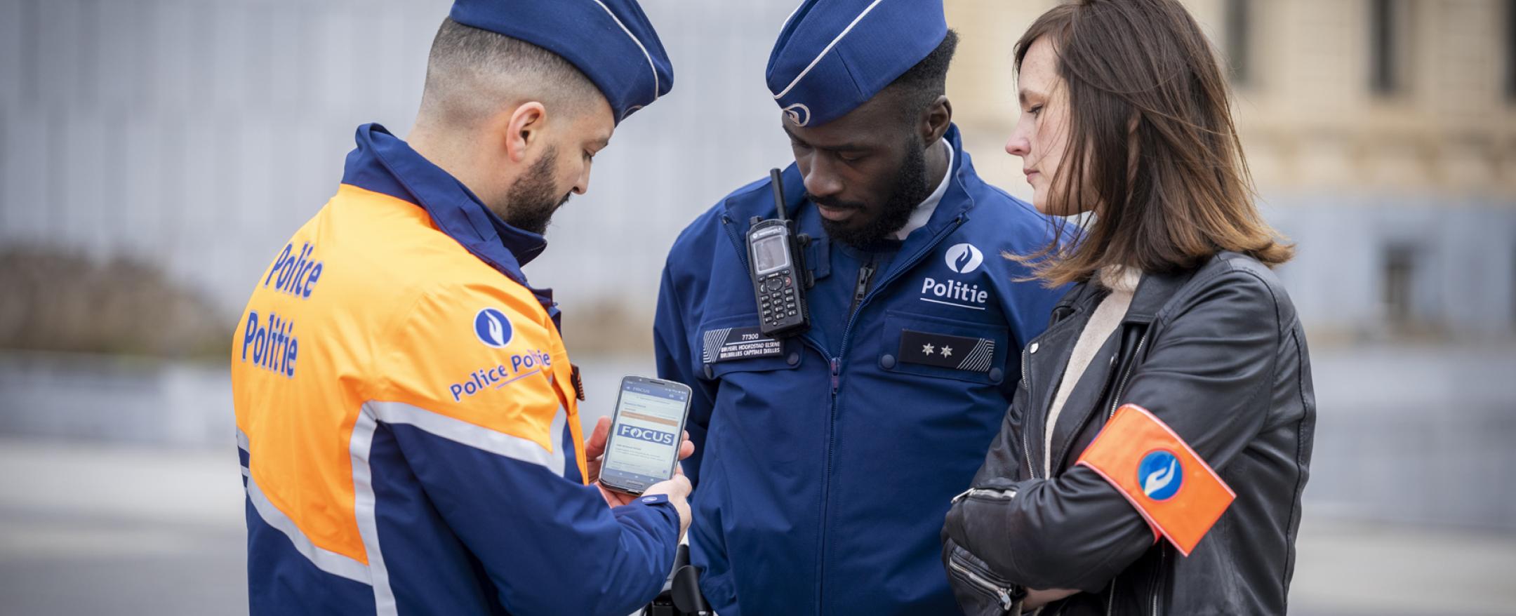 Drie operationele politiemensen in overleg