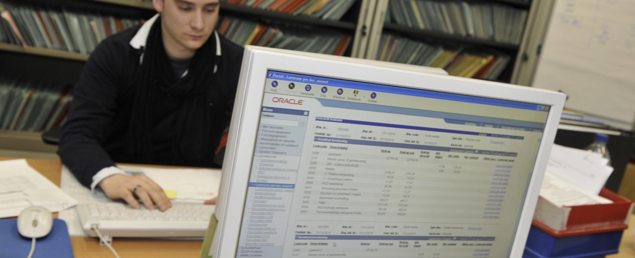 Personeelslid zonder uniform