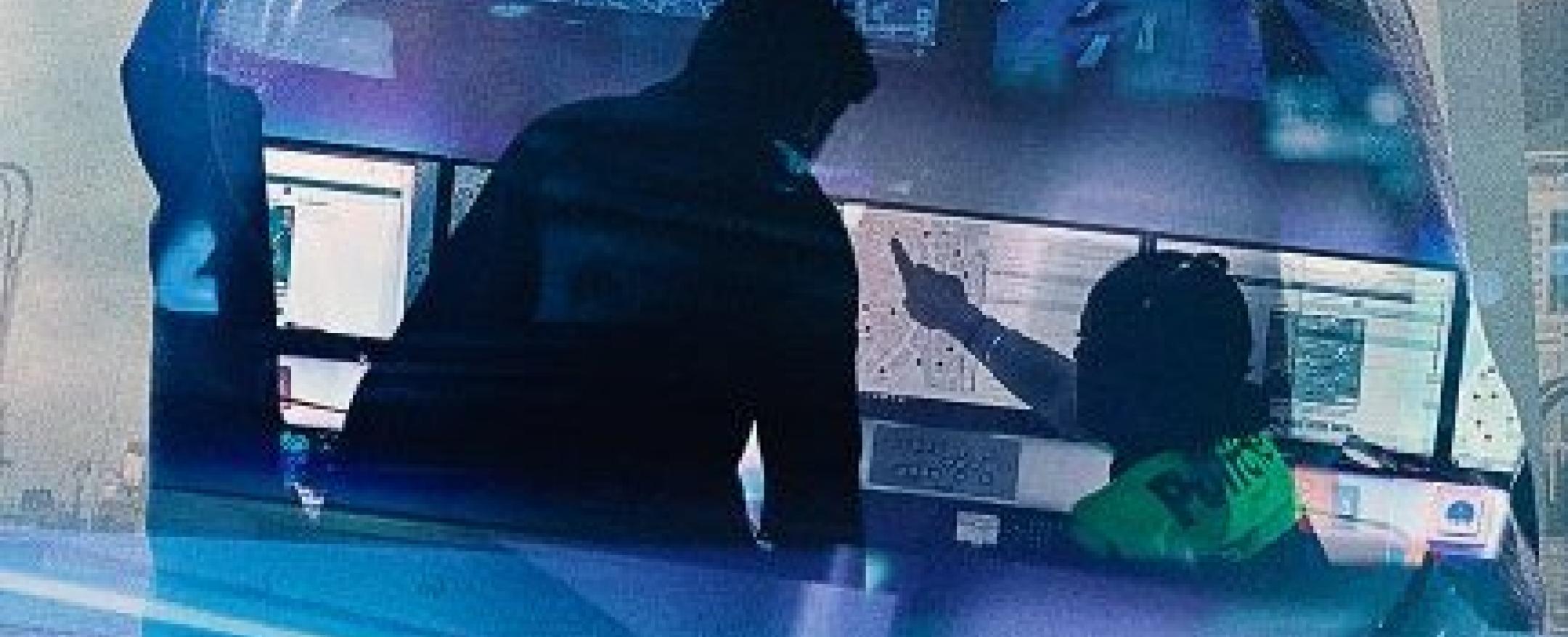 Medewerker politie Antwerpen aan een computerscherm.