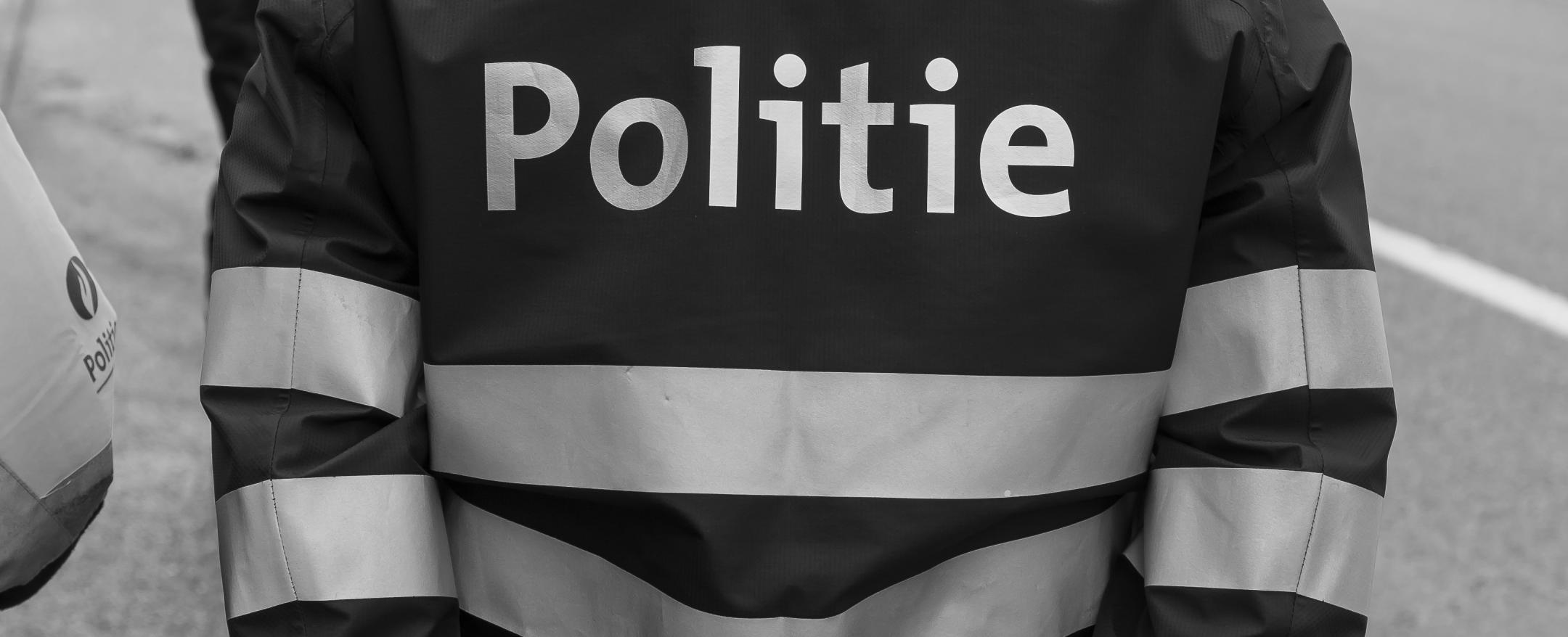 Achterkant van een politieagente