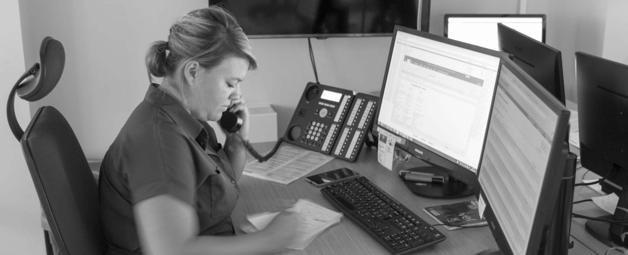 Medewerkster neemt telefoon op