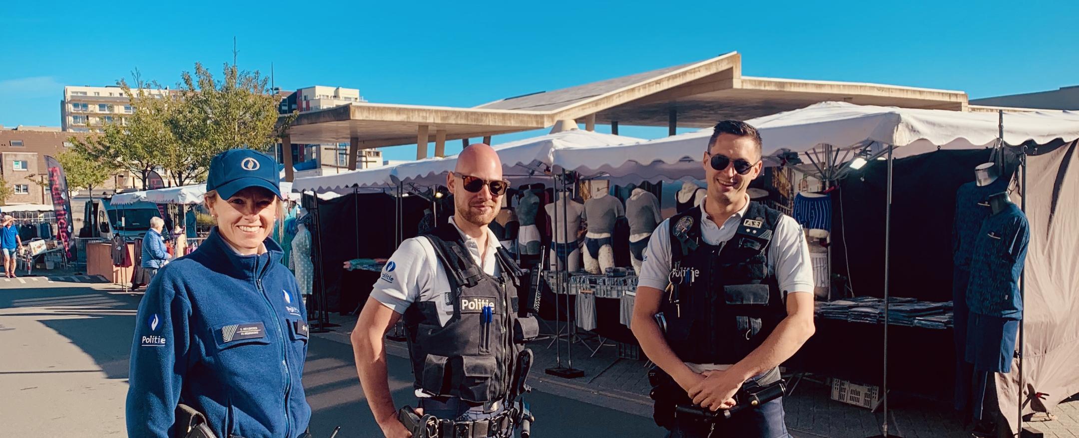 Interventieinspecteurs en wijkinspecteur op dagmarkt 