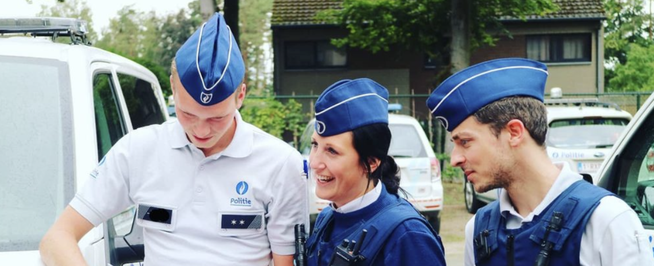 Drie collega's aan hun voertuig