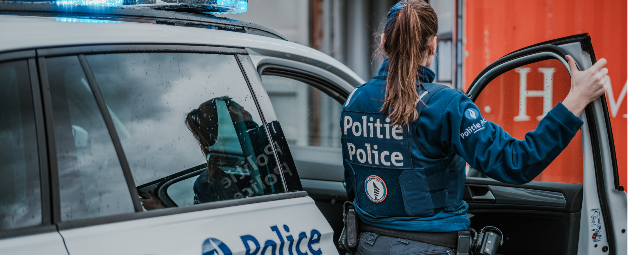 inspecteur bij auto in haven van antwerpen