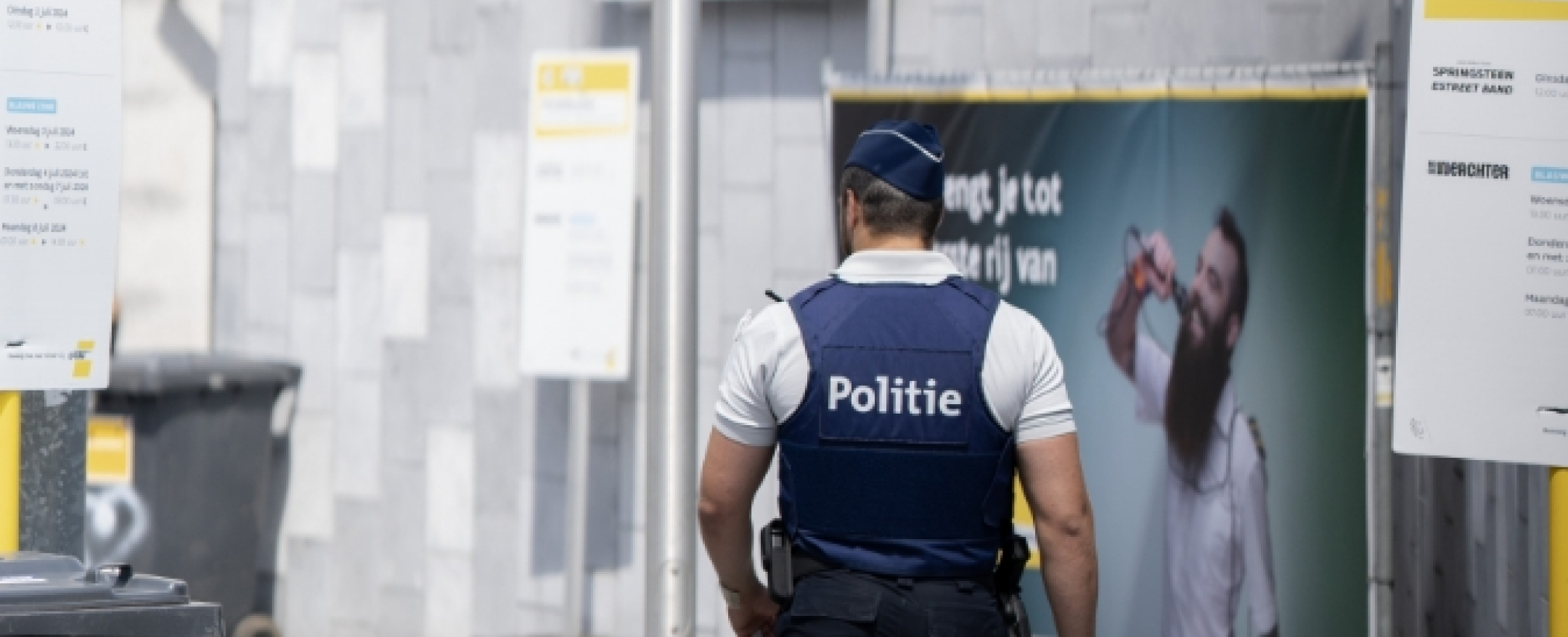 inspecteur politie in uniform langs achteren