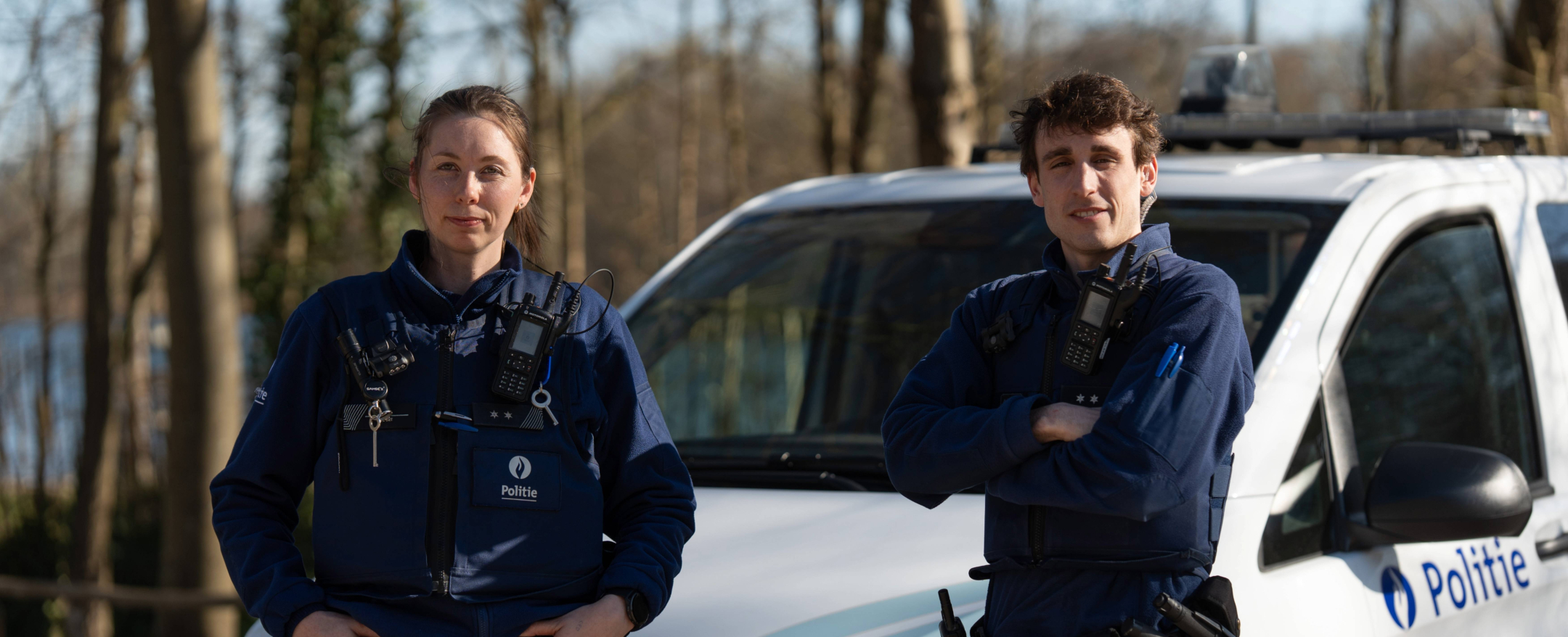 Vrouwelijke en mannelijke inspecteur voor combi