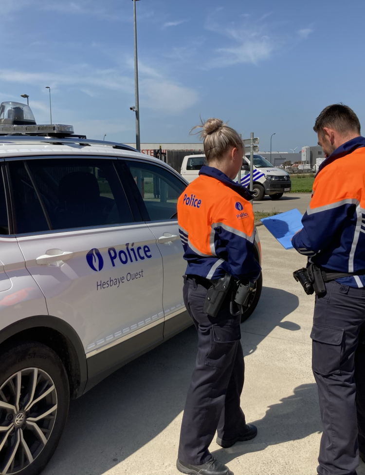 Deux policiers et une voiture de police