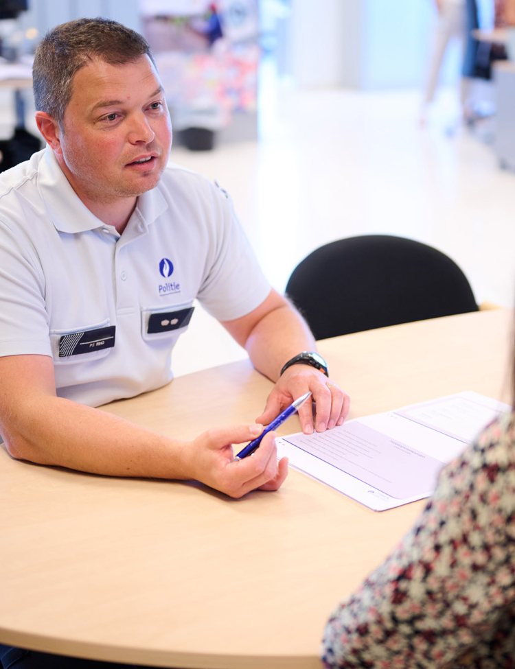 Inspecteur geeft uitleg (contactpunt rekrutering)