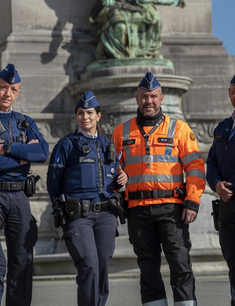 6 collègues posent debout dehors