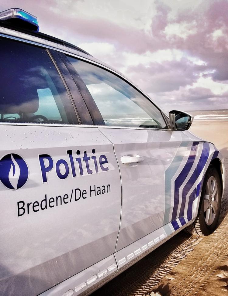 Auto op strand