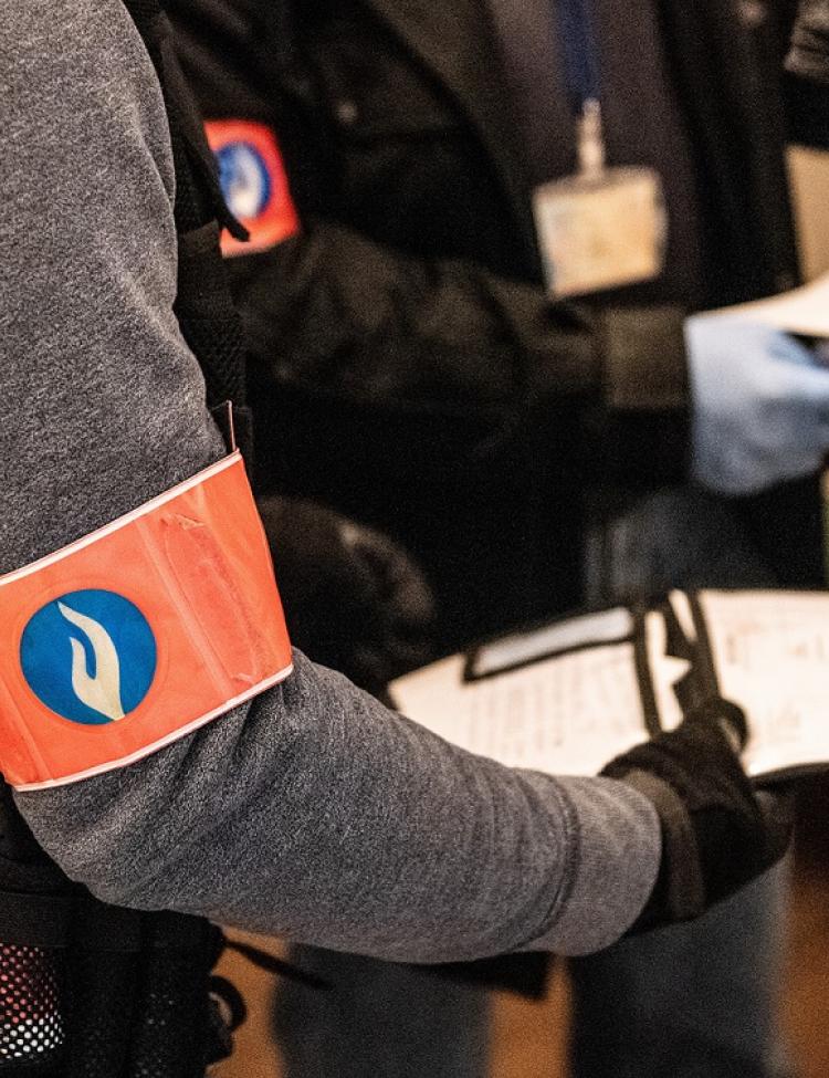 Deux enquêteurs en perquisition