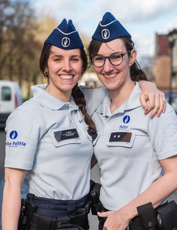 zwei lächelnde Polizistinnen