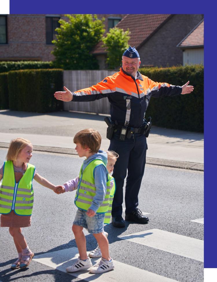 Wijkagent die kindjes overlaat