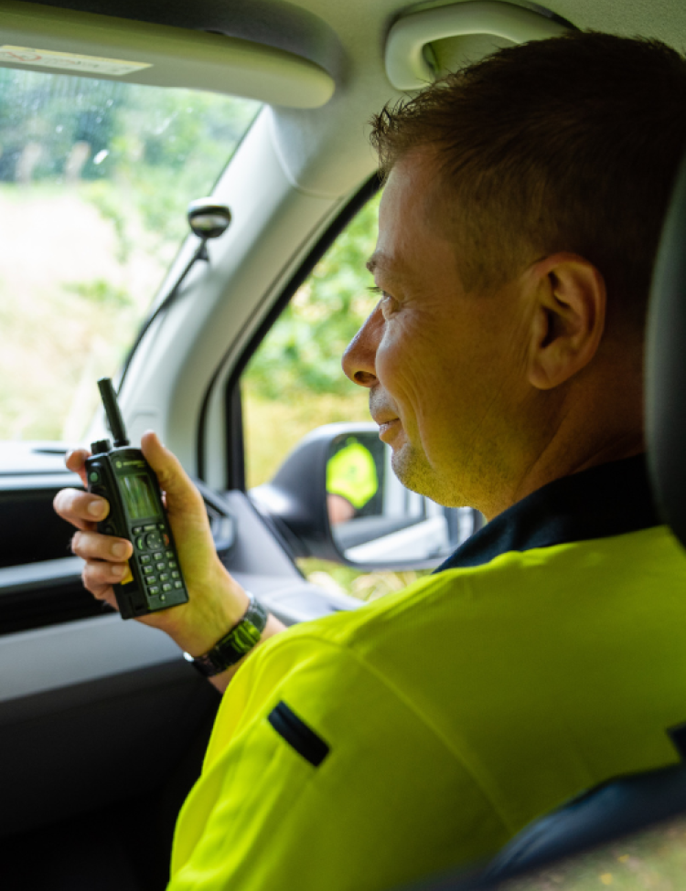 operationele medewerker in uniform + radio