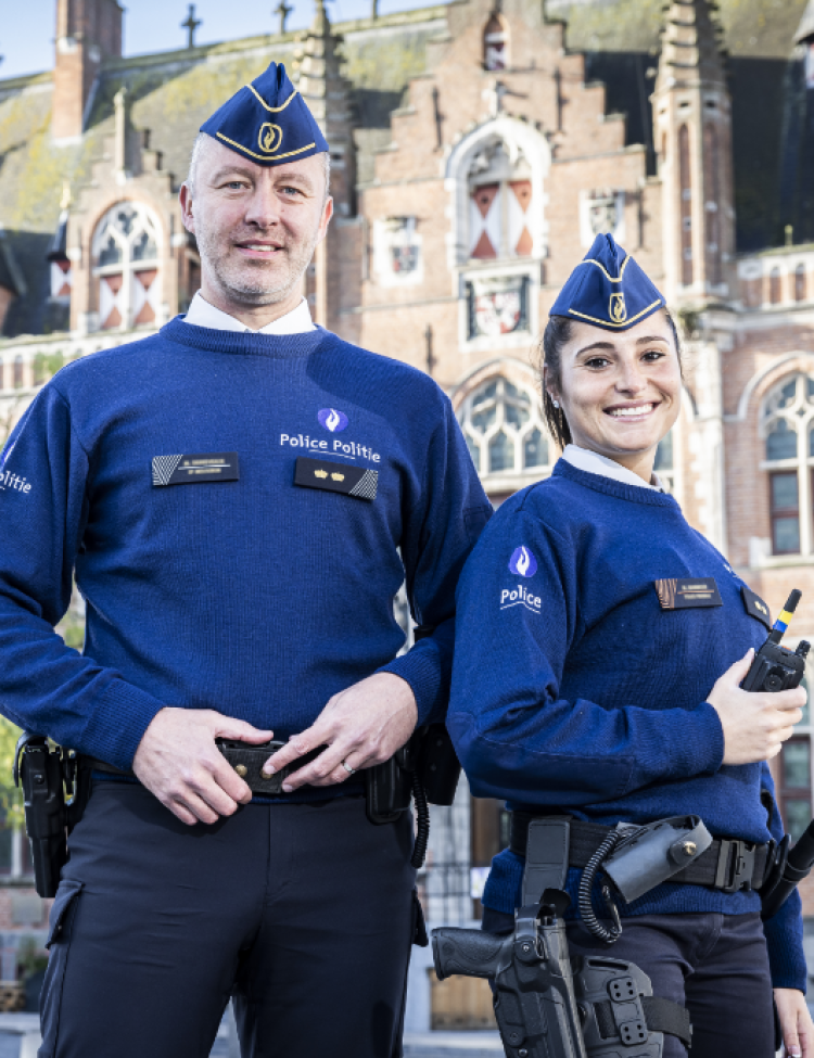 commissaris met hondensteun