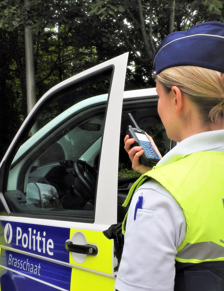 inspecteur met politievoertuig