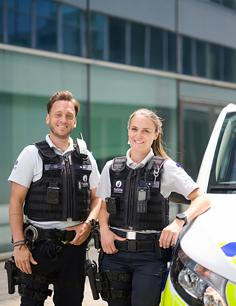 Hoofdinspecteur en inspecteur aan combi