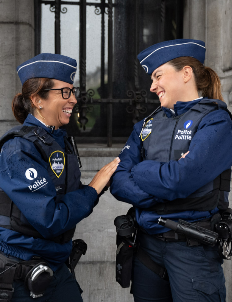 twee vrouwelijke inspecteurs lokale politie lachend