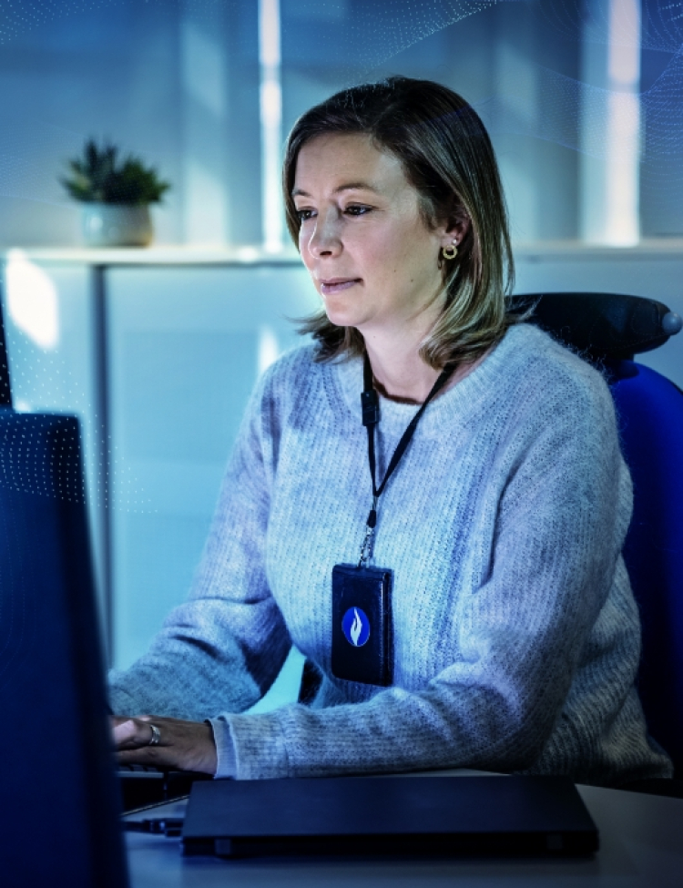 vrouwelijke analist voor computer