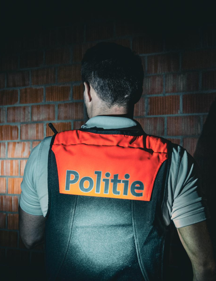 agent donkere ruimte zaklamp