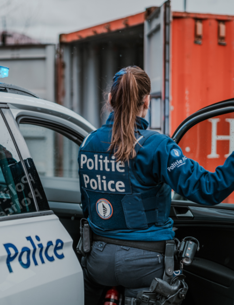 inspecteur politie bij auto in haven van antwerpen