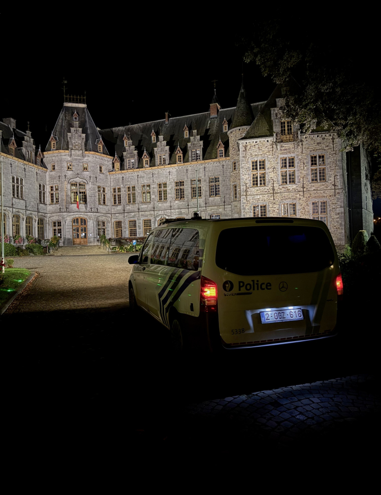 Véhicule d'intervention face au château d'HAM-SUR-HEURE