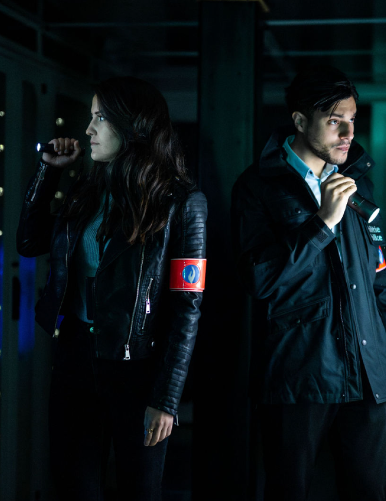 Ermittler zwischen Racks