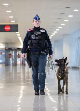 Vrouwelijke politie-inspecteur wandelt met politiehond
