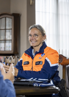 Wijkagent in gesprek met burger in living