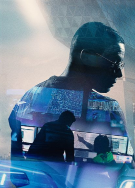 Medewerker politie Antwerpen. Computerschermen.
