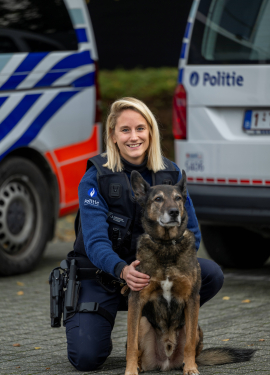 Interventiemedewerker met gevonden hond