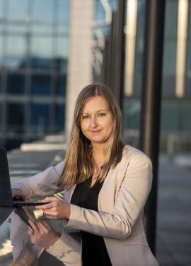 Frau mit laptop