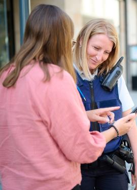 Inspecteur geeft uitleg aan burger
