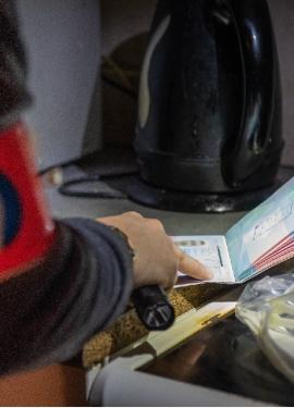 Enquêteur effectuant une perquisition