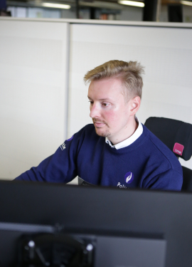 Wijkinspecteur aan bureau