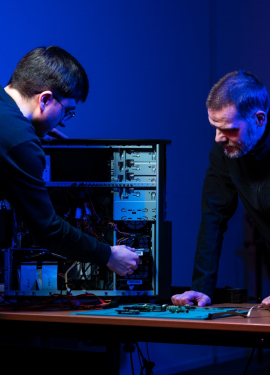 twee collega's ict voor hardware