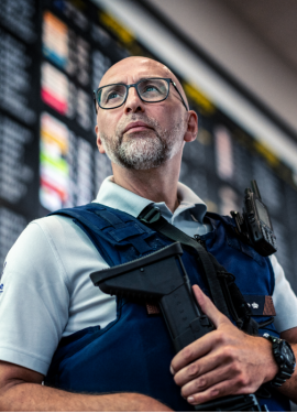 inspecteur politie in luchthaventerminal