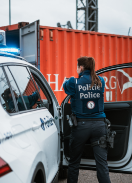 politieinspecteur bij auto in de haven van antwerpen