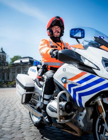 Ein Kollege der Straßenpolizei auf seinem Motorrad