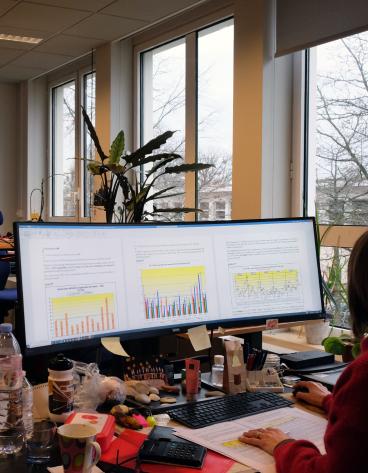 Foto van collega Greet aan PC.