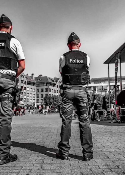 Photo Grand Place policiers de dos