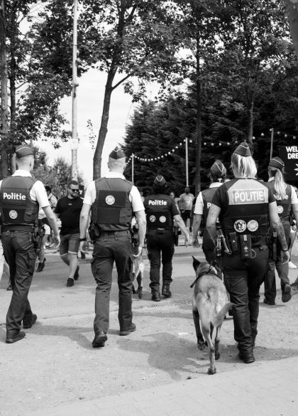 politie met hond op evenement