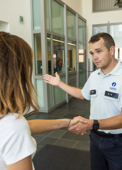 Medewerker ontvangt geïnteresseerde