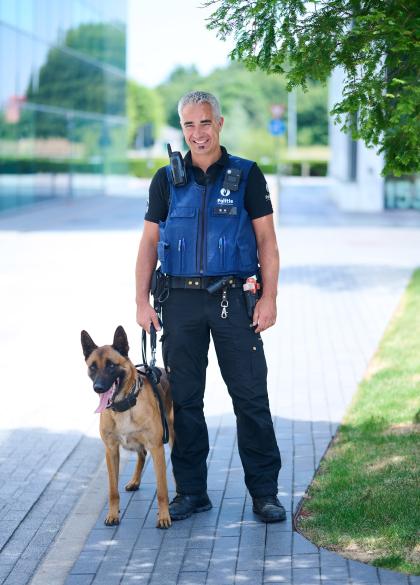 Hondengeleider en hond