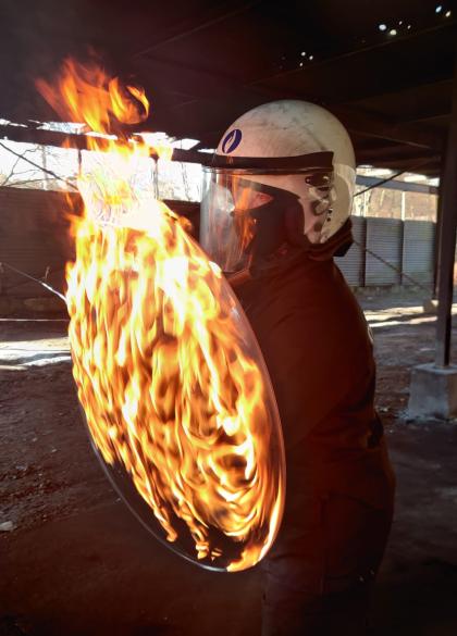 CIK-er Yannick in beschermende kledij tijdens opleiding Molotov.
