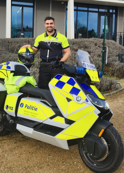 politieinspecteur in uniform bij moto