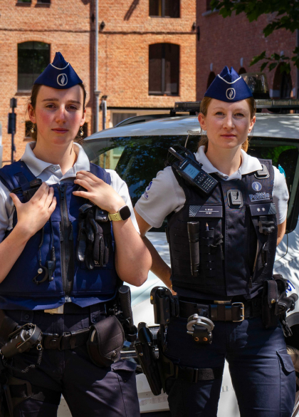 twee vrouwelijke inspecteurs voor voertuig